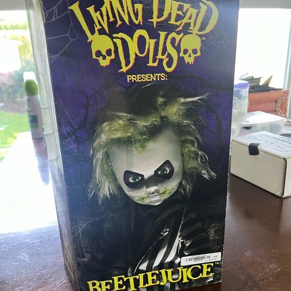 Mezco Living Dead Doll: Beetlejuice The Bio-Exorcist - Picture 2 of 10